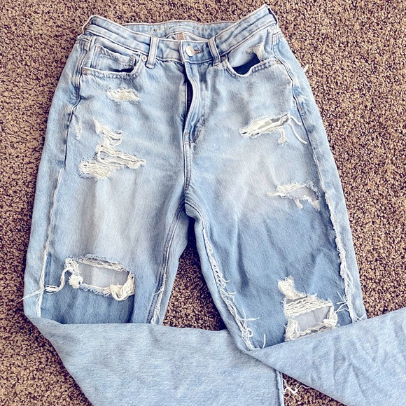 American Eagle High Waisted tapered & ankle skimming Ripped Mom Jean in size 28 - Picture 6 of 6